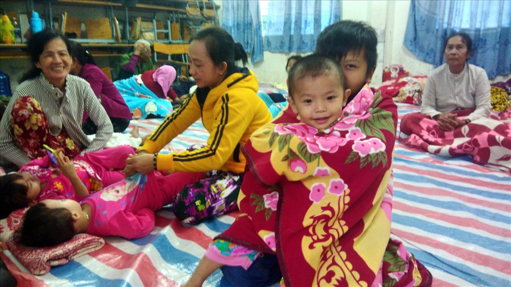 Trẻ con co ro trong chăn