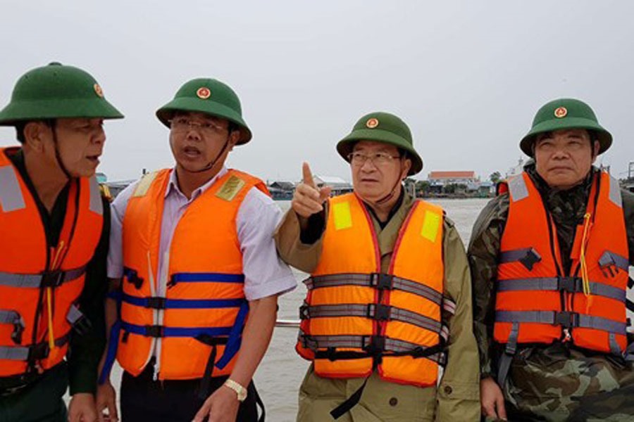 Phó Thủ tướng Trịnh Đình Dũng thị sát khu neo đậu tàu thuyền tại huyện Trần Văn Thời (tỉnh Cà Mau). Ảnh: VGP