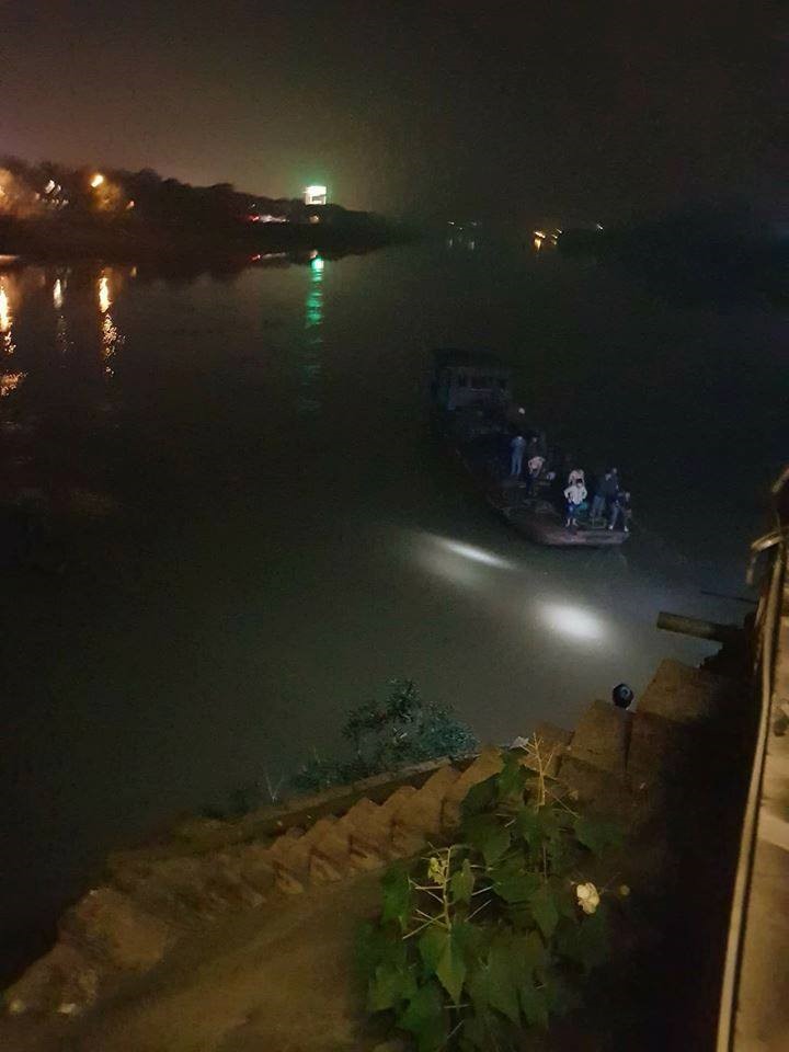 Lực lượng chức năng trục vớt xe và 2 nạn nhân.