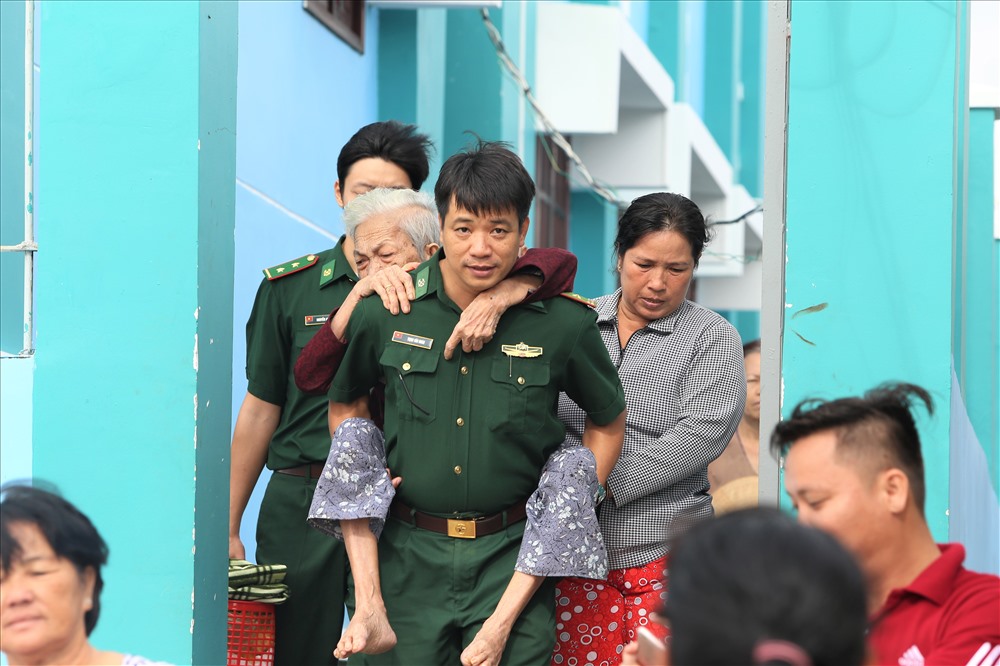 Khoảng 9h, sau khi có lệnh của các cơ quan có thẩm quyền, hàng trăm người dân đang trú bão tại Trường tiểu học Cần Thạnh đã được về nhà. Ảnh: Trường Sơn