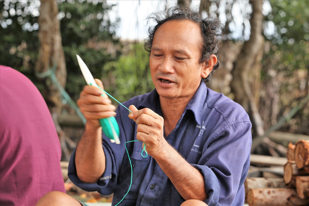 Sau khi vừa được về nhà, bà con xã đảo lại bắt tay ngay vào việc khôi phục sản xuất. Ảnh: Trường Sơn