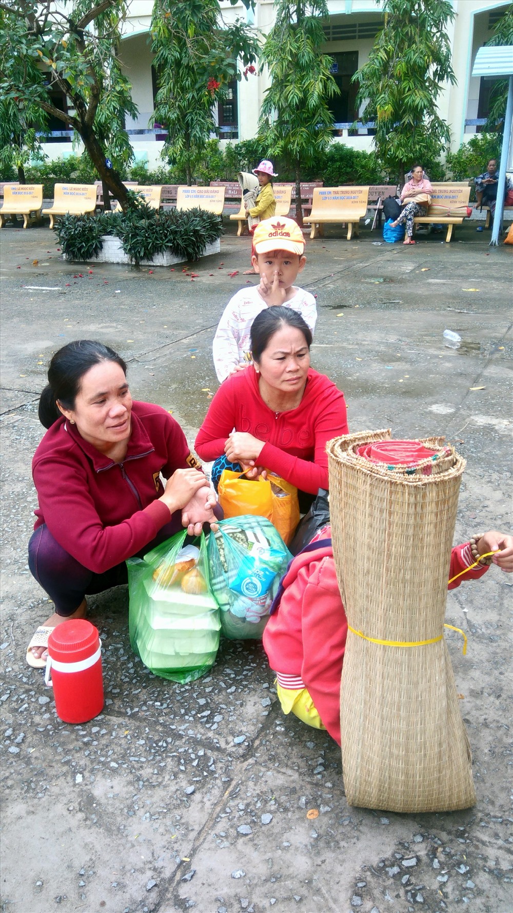 NGười dân chờ xe để đón về nhà