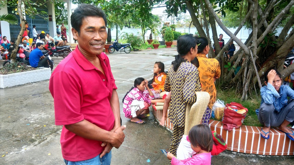 Ông Danh Ênh, ấp Giồng Giữa, xã Vĩnh Trạch vui mừng khi nghe tin bão không về chờ xe để được về nhà