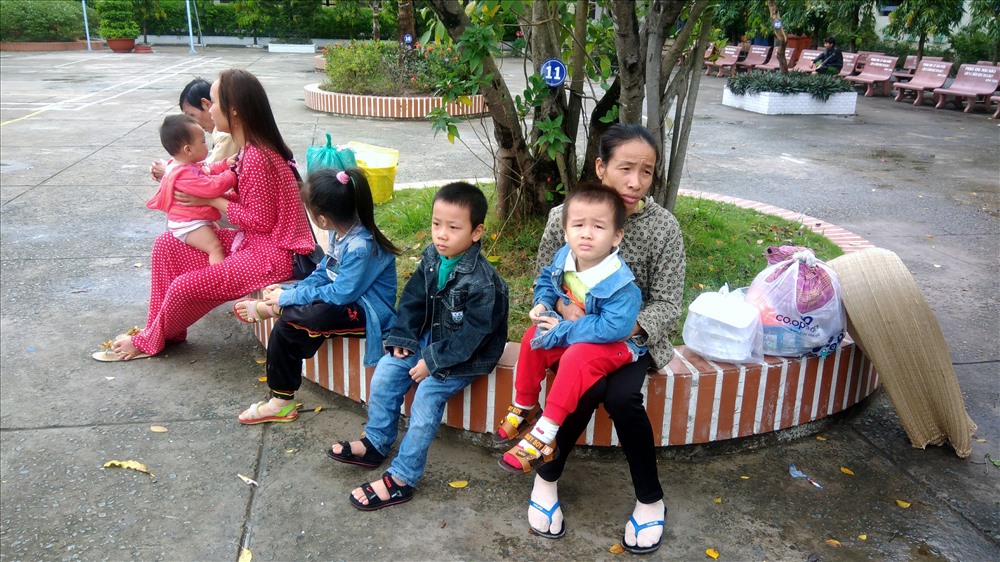 Cả gia đình chờ xe để được về nhà
