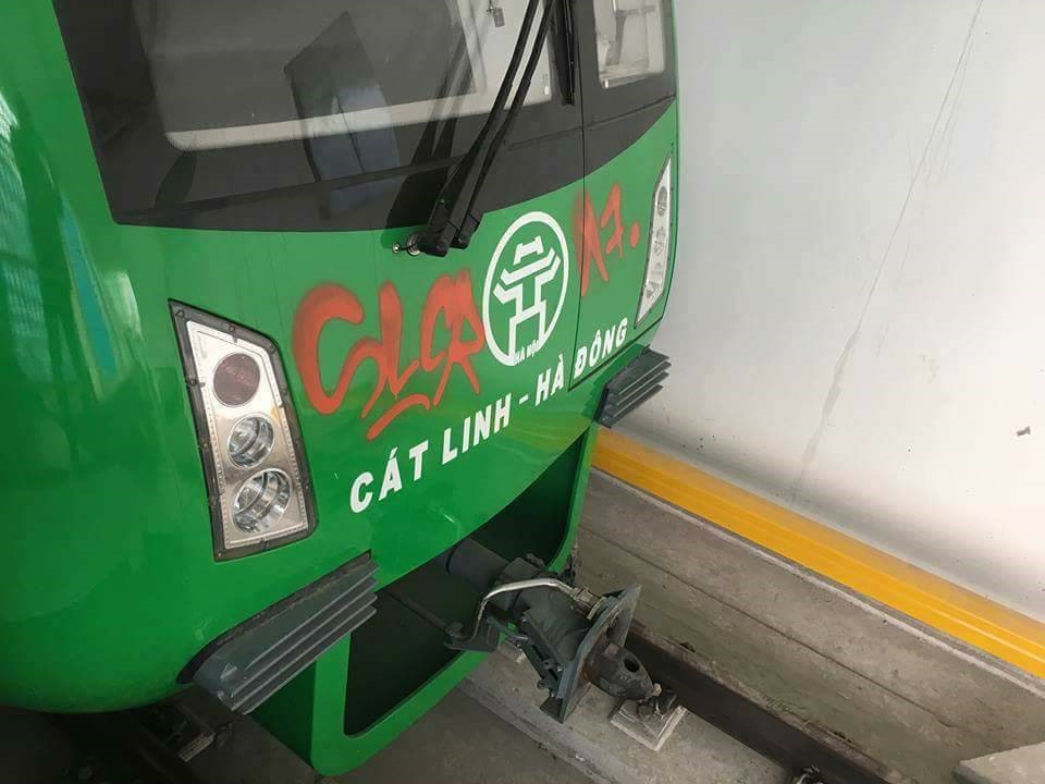 Tàu sắt bị vẽ bậy chi chít.