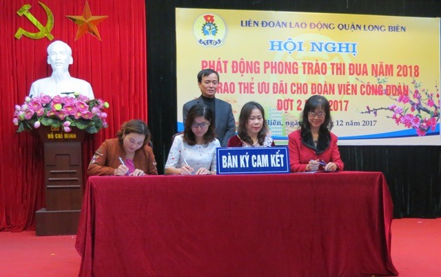 Ông Ngô Văn Tuyến - Ủy viên BCH Tổng LĐLĐVN, Phó Chủ tịch LĐLĐ TP. Hà Nội chứng kiến lễ ký cam kết ưu đãi cho đoàn viên CĐ giữa lãnh đạo LĐLĐ quận Long Biên và đại diện 3 doanh nghiệp. Ảnh: Xuân Trường