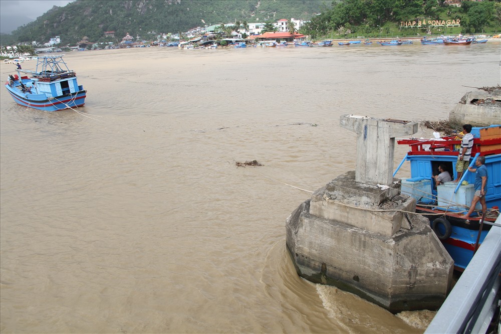 Đến trưa 27.12, con tàu bị mắc kẹt giữa dòng sông Cái mới được “giải cứu“. Ảnh: Văn Định