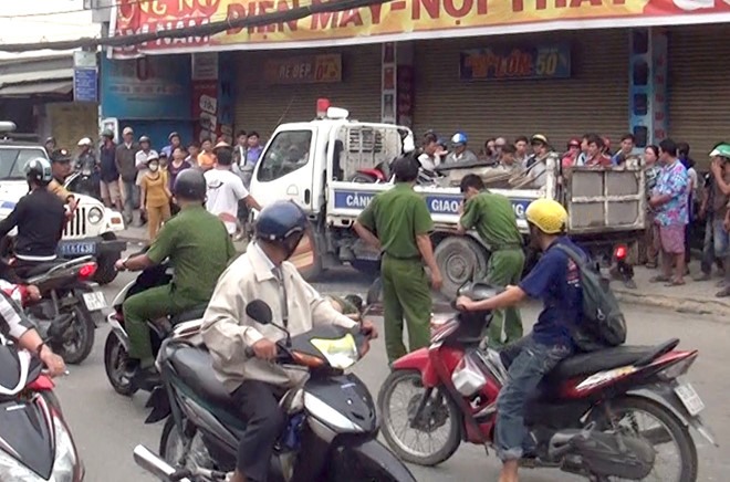 Rất nhiều người hiếu kỳ theo dõi vụ tai nạn.
