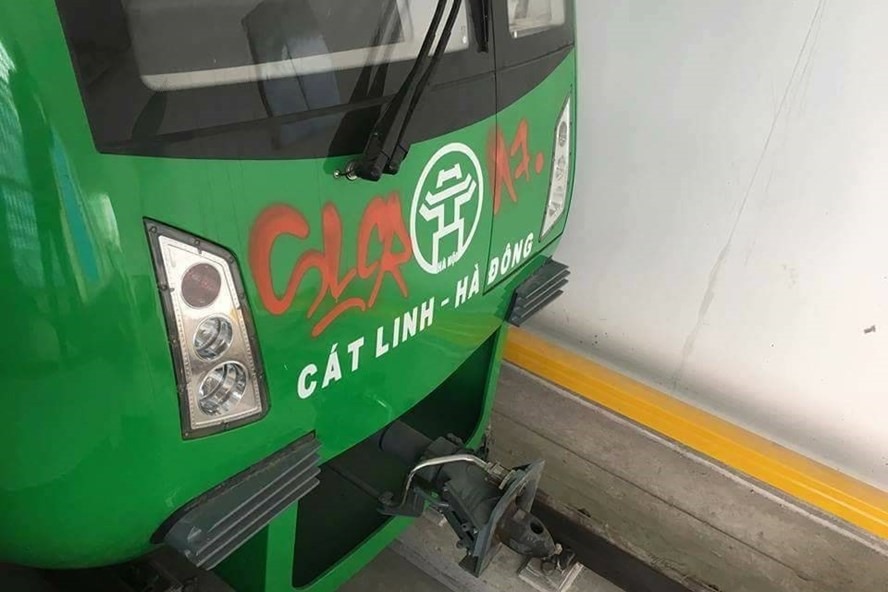 Tàu sắt Cát Linh - Hà Đông bị vẽ bậy.