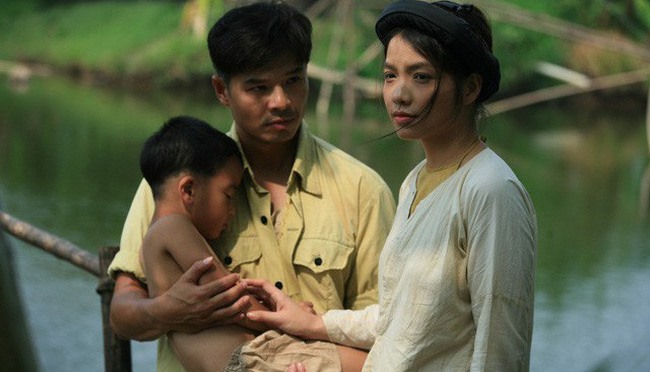 “Thương nhớ ở ai” kể câu chuyện về thân phận người phụ nữ ở làng quê Bắc Bộ giai đoạn 1954 – 1975, bộ phim cũng gây ấn tượng bởi những chi tiết nhỏ nhặt, bình dị đều mang đậm hơi thở của xã hội thời đó.