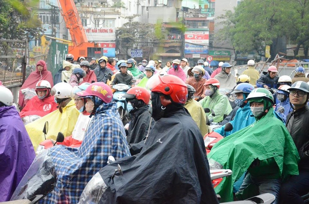 Dòng người nhích từng bước một.