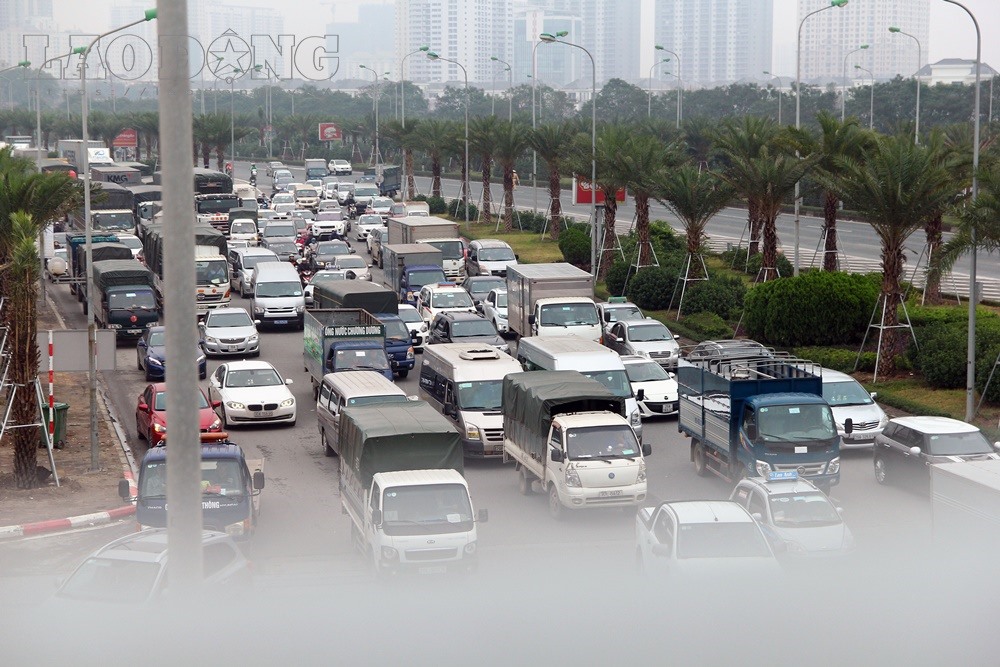 Các phương tiện nhích từng bước một.