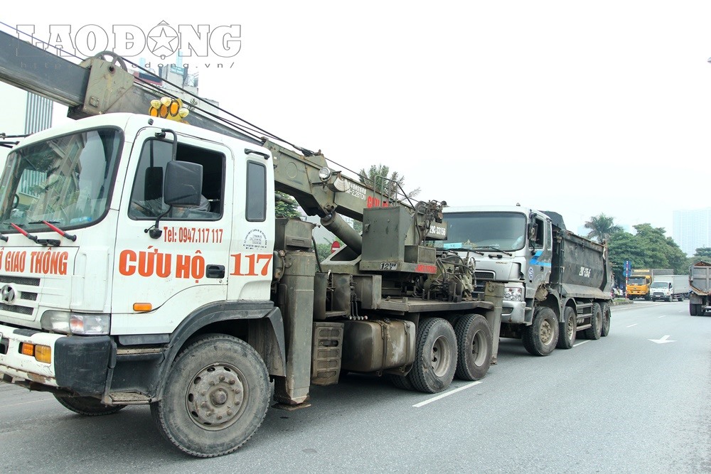 Tại hiện trường, 4 phương tiện hư hỏng nặng, trong đó container bị nát phần đầu, rất may không có thiệt hại về người. Nhận được tin báo, Đội CSGT số 6 cùng lực lượng cứu hộ ra hiện trường xử lý vụ việc. Khoảng thời gian từ 14h - 15h do lực lượng chức năng tiến hành khám nghiệm hiện trường, ngăn các phương tiện không đi vào đại lộ nên khu vực này bị ùn tắc cục bộ. Đến 15h30, giao thông thông thoáng trở lại.