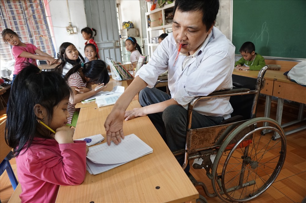 Ngày ngày, lớp học đặc biệt này của anh vẫn luôn rộn tiếng ê a đánh vần, tính toán phép cộng trừ nhân chia của lũ trẻ nhỏ đáng yêu. Với anh đó là cả niềm hạnh phúc của một người tàn nhưng không phế, mang chút công sức ra đóng góp cho đời.