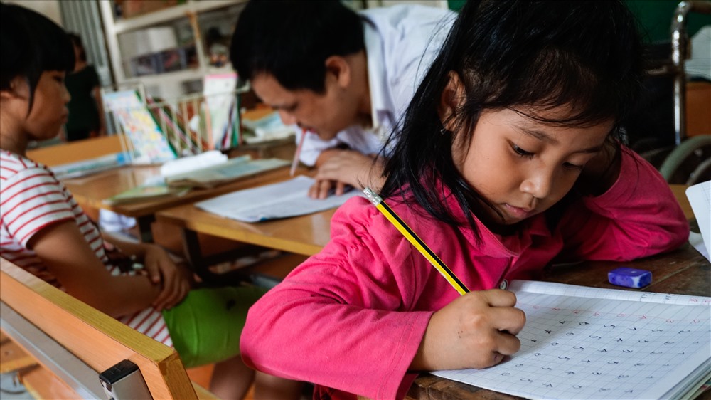 Tôi chưa bao giờ tự nhận mình là thầy cả. Vì người ta học cao, đỗ đạt mới gọi là thầy giáo, còn tôi học chưa hết lớp tám, kiến thức cũng cơ bản thôi. Như nhà Phật nói, các cháu đến với tôi là do chữ Duyên. Tôi chỉ là người đi trước truyền lại những gì mình biết cho người đi sau thôi, giúp được các cháu là tôi thấy vui lắm rồi.