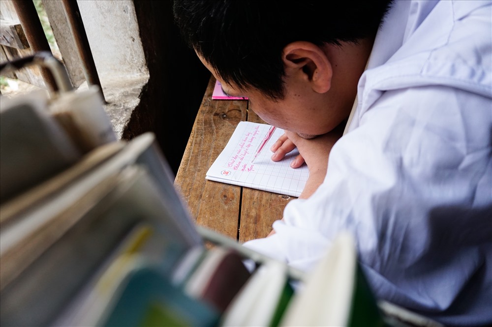 Nhưng rồi ông trời cũng không phụ lòng người, ròng rã kiên trì tập luyện, hơn một tháng sau anh bắt đầu viết được, dần dần anh có thể làm chủ được cây bút và viết được chữ từ miệng, ngày ngày rèn luyện nét chữ của anh cũng đẹp nên rất nhiều.