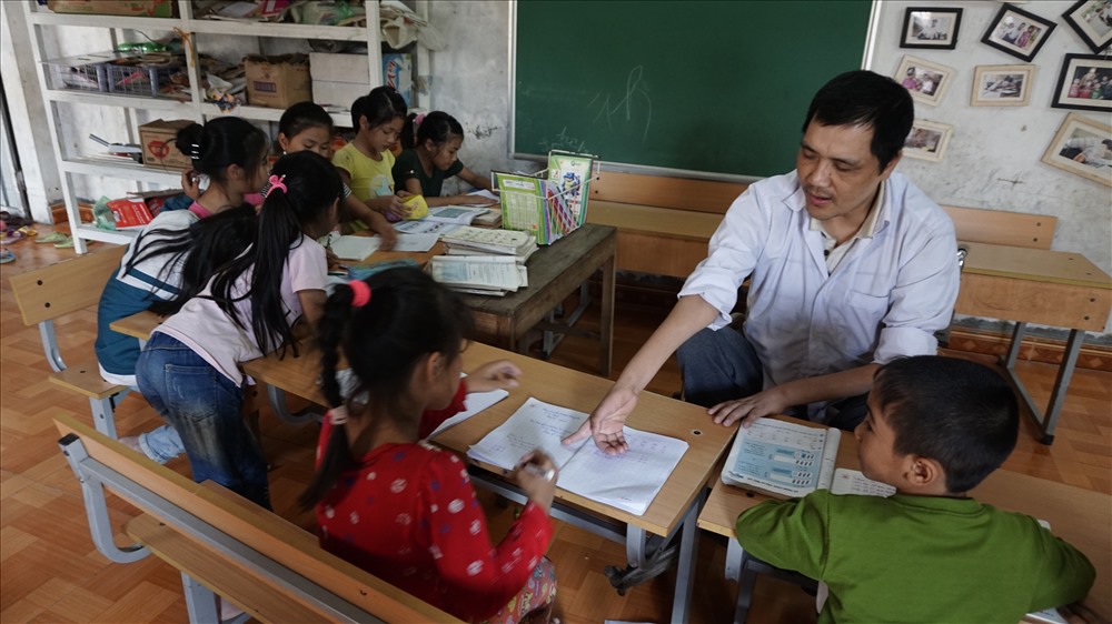 Thấy các cháu trong họ hàng học yếu, anh bảo gia đình đến anh rèn chữ, luyện toán giúp. Dần dần, các gia đình trong các thôn xung quanh cũng đưa con đến nhờ anh giúp. Phần lớn, các cháu học ở lớp anh đều là học sinh yếu kém, các cháu học ở các khối lớp khác nhau nên mỗi trường hợp anh phải dạy riêng để làm sao các cháu dễ hiểu, dễ tiếp thu nhất.