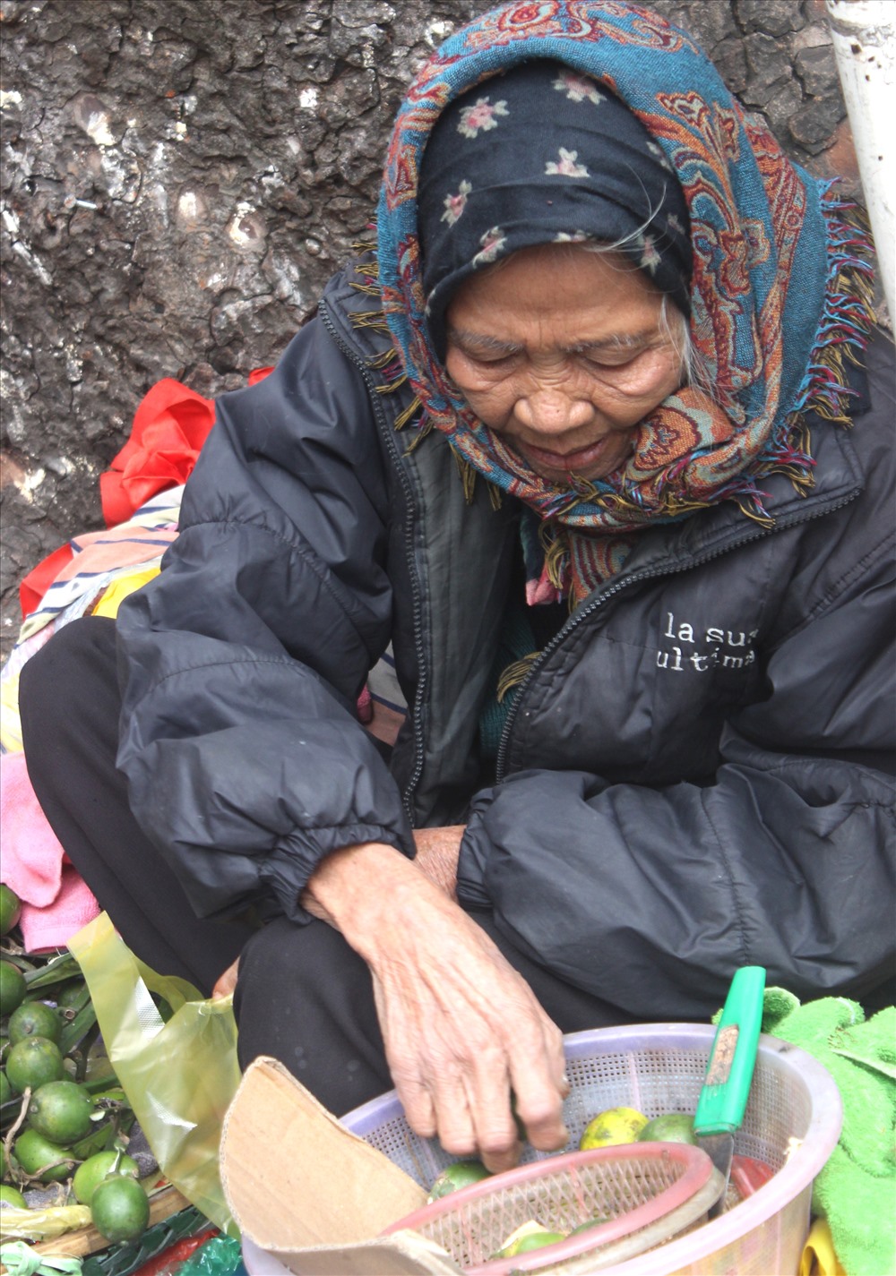 Cụ bà bán cau tại phố Hàng Mã.
