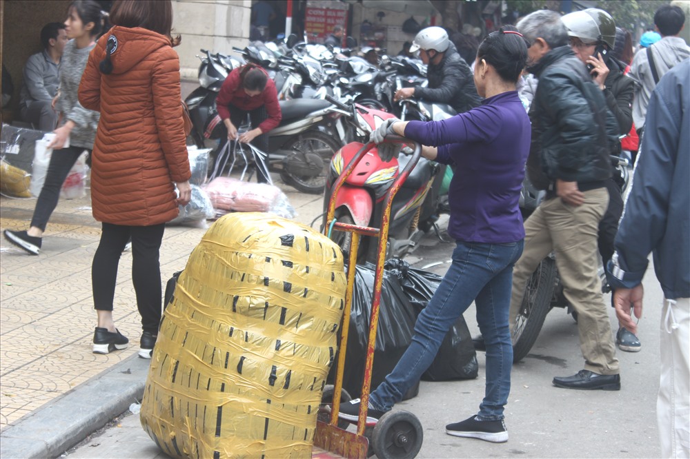 Nhu cầu mua bán dịp cuối năm tăng cao, hoạt động kinh doanh buôn bán diễn ra vô cùng sôi nổi. Tiếng bán mua, cười nói của người lao động góp phần tạo nên không khí làm việc khẩn trương.