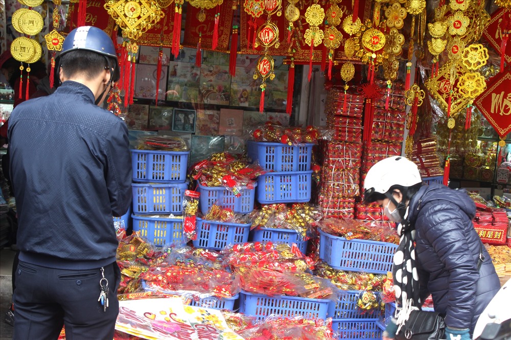Dịp cuối năm, phố Hàng Mã tấp nập kẻ mua, người bán mặt hàng trang trí nhà cửa.