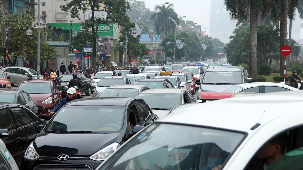 Cửa ngõ phía Nam làn đường từ khu vực ga Giáp Bát tới bến xe Nước Ngầm ùn tắc kéo dài do lượng người đổ về quê khá đông. Ảnh: Phương Thảo