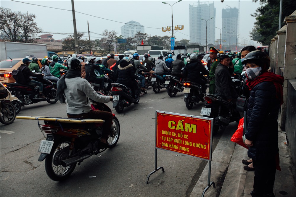 Dòng người đổ về các bến xe mỗi lúc một đông.