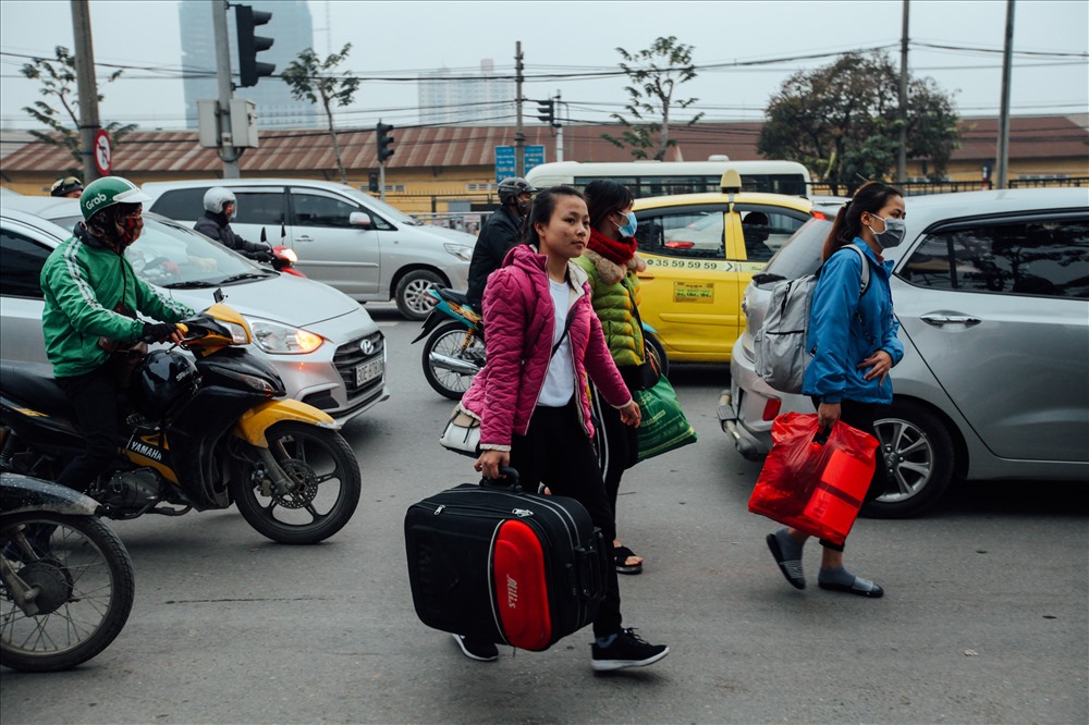 Người nào cũng vội vã tìm đường vào bến xe với những đồ đạc lỉnh kỉnh.