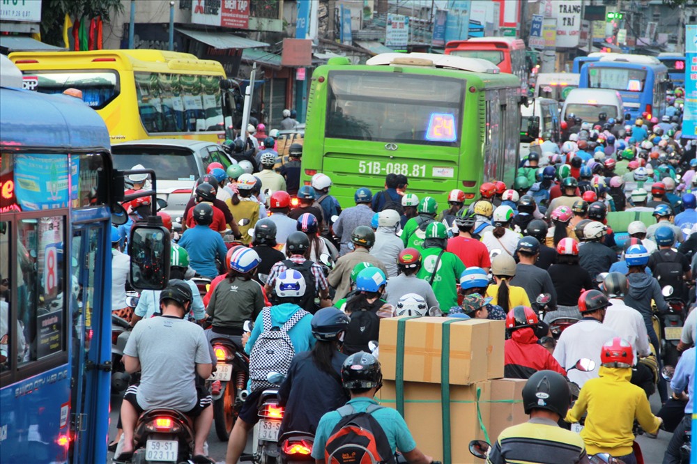 Ô tô, xe máy chen chúc trên đường Xô Viết Nghệ Tĩnh.