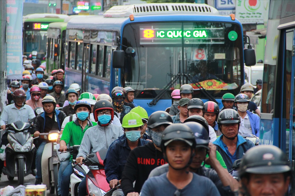 Người dân khó khăn rời thành phố trong dịp nghỉ lễ Tết Dương lịch.