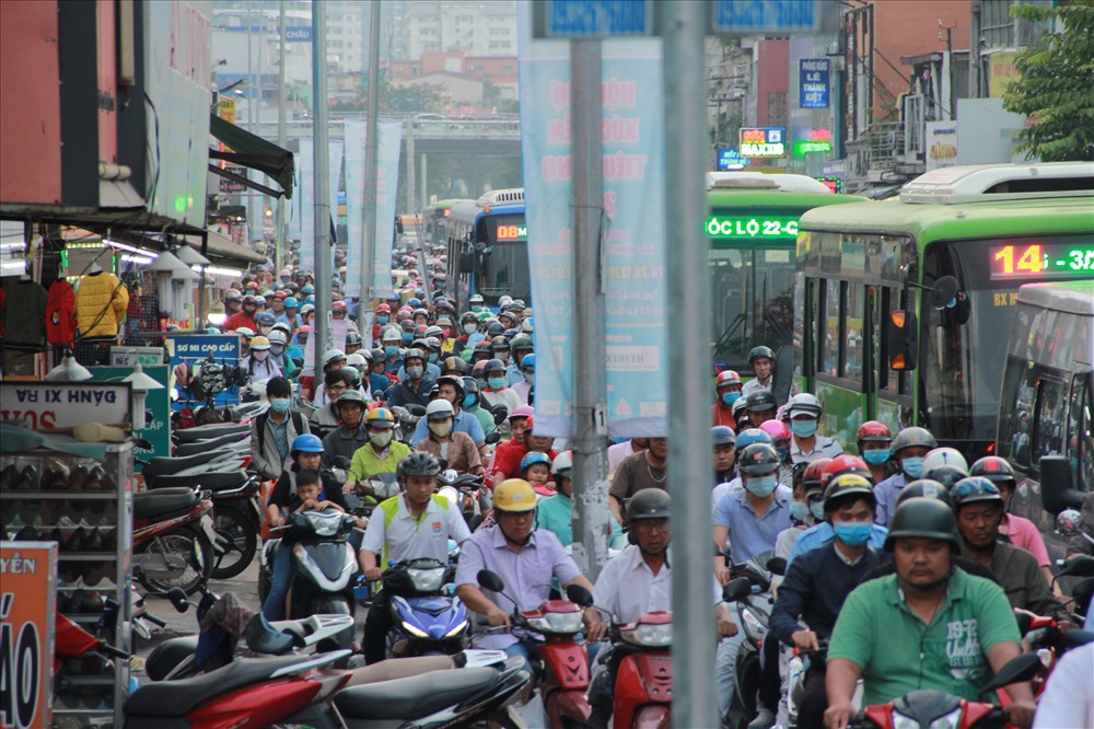 Đường Xô Viết Nghệ Tĩnh ùn tắc từ 16h vì xe cộ ùn ùn đổ về bến xe Miền Đông.