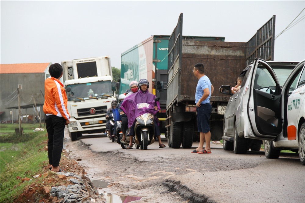 Bị chôn chân quá lâu, nhiều tài xế nóng lòng xuống xe. Ảnh: LP