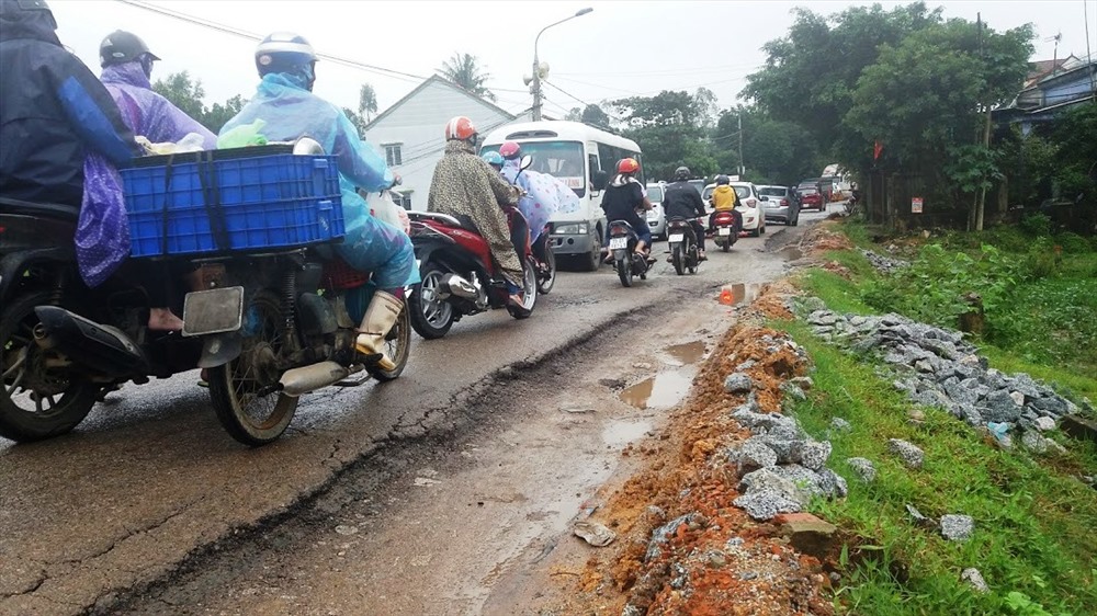 Người dân địa phương mong muốn con đường được cải thiện và giảm lưu lượng phương tiện để đảm bảo an toàn. Ảnh: LP