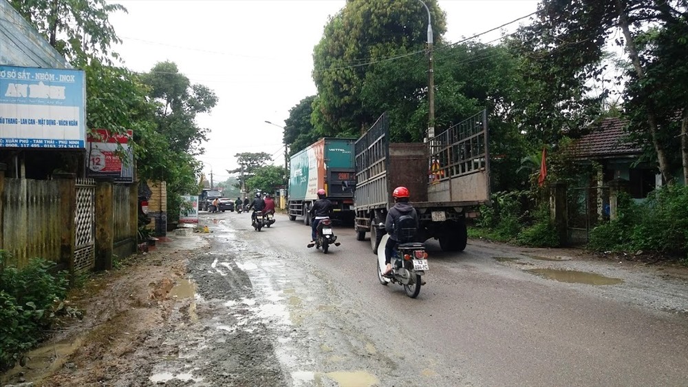 Đời sống người dân dọc Quốc lộ 40B trở nên xáo trộn do lưu lượng phương tiện quá lớn. Ảnh: LP