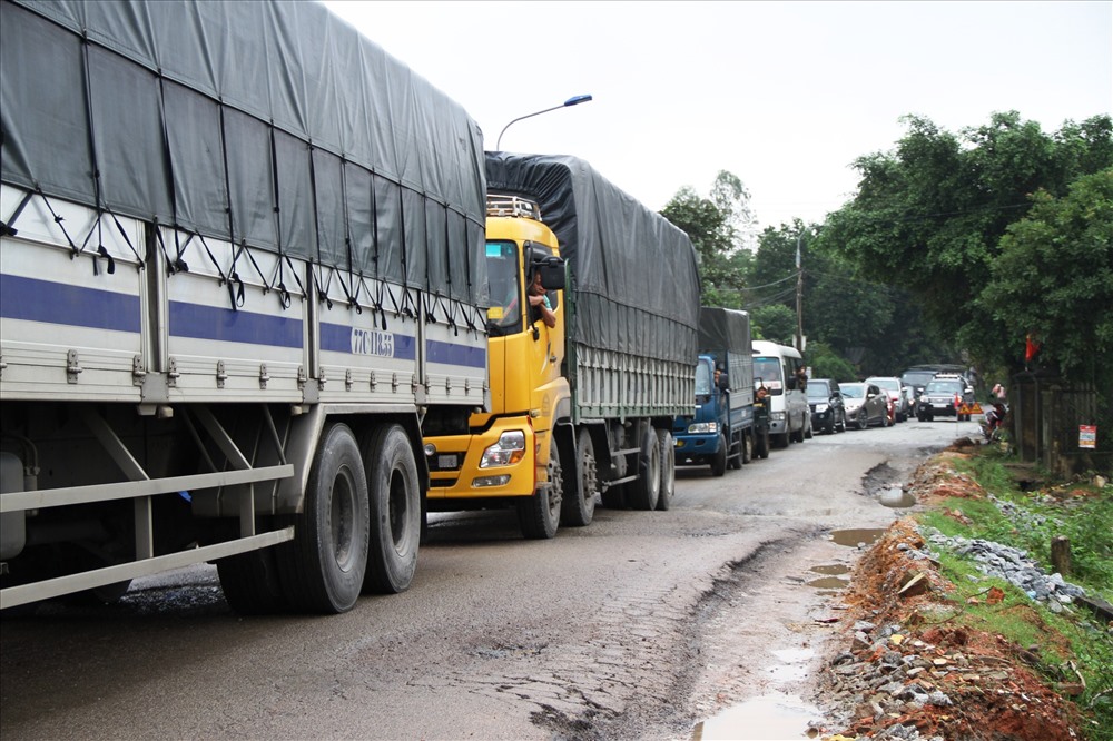 Hàng dài xe tải, container chôn chân suốt hàng giờ đồng hồ vì kẹt xe. Ảnh: LP