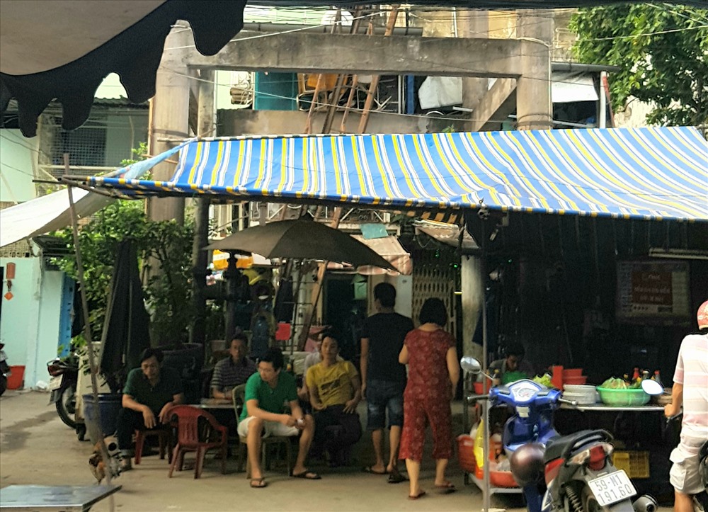 Cảnh buôn bán dưới chân một thủy đài ở quận 10, TPHCM. Ảnh: Trường Sơn