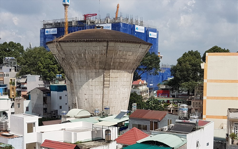 Một thủy đài khổng lồ nằm trên đường 3 Tháng 2 hiện đang xuống cấp sau non nửa thế kỷ kể từ lúc được xây dựng Ảnh: Trường Sơn