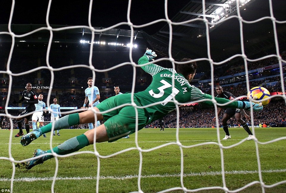 Ederson không thể cản phá được cú đánh đầu của Ogbonna. Ảnh: PA.