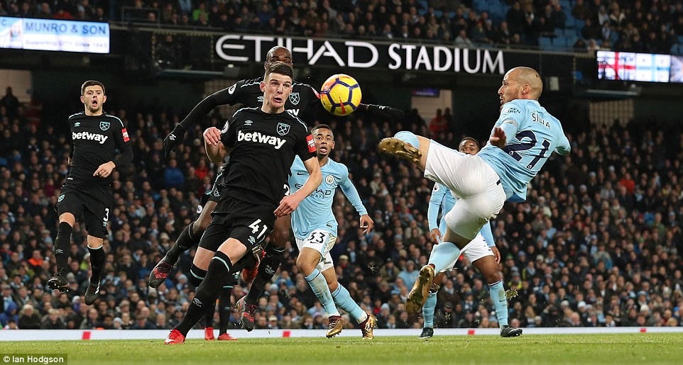 Pha lập công của David Silva. Ảnh: Daily Mail.