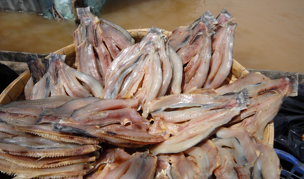 Khô cá lóc phơi một nắng.