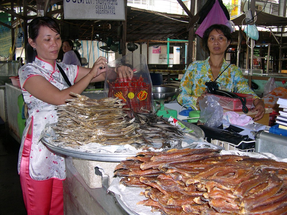 Đóng gói cá khô thành phẩm.
