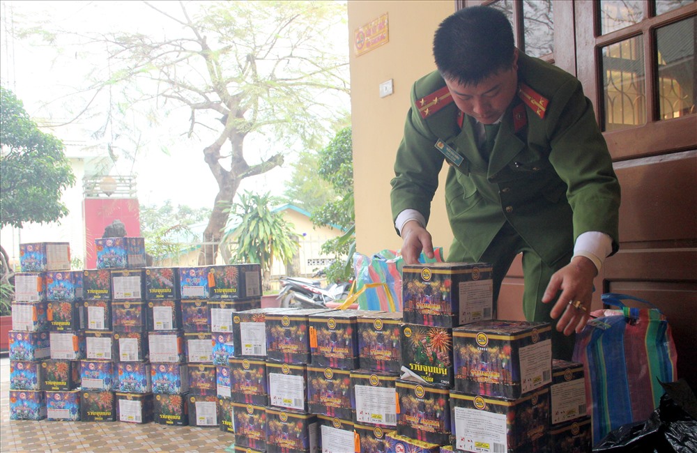 Gần 100kg pháo hoa do lực lượng Công an huyện Hướng Hóa phát hiện tại thị trấn biên giới Lao Bảo. Ảnh: Hưng Thơ.