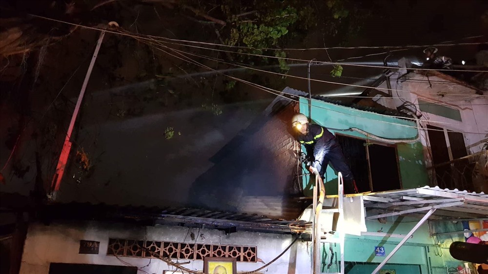 Dù cảnh sát tích cực dập lửa, dập tắt nhanh nhưng đám cháy cũng gây thiệt hại cho 6 căn nhà. Ảnh: T.S