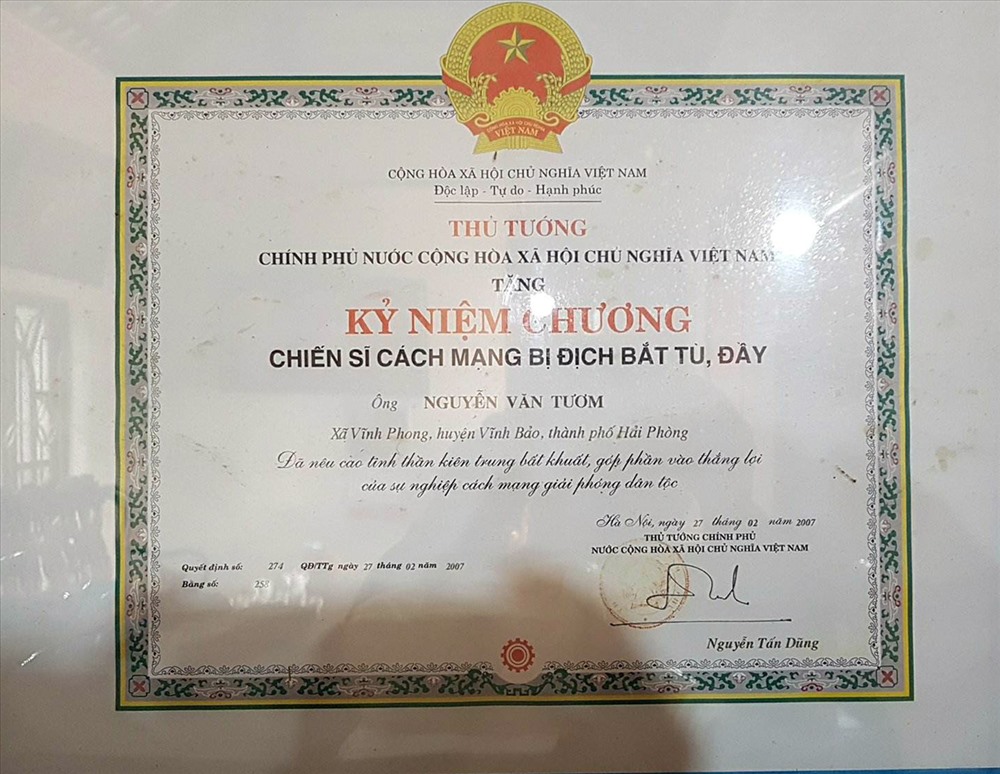 Kỷ nhiệm chương Chiến sĩ cách mạng bị địch bắt, tù đầy của cụ Nguyễn Văn Tươm.