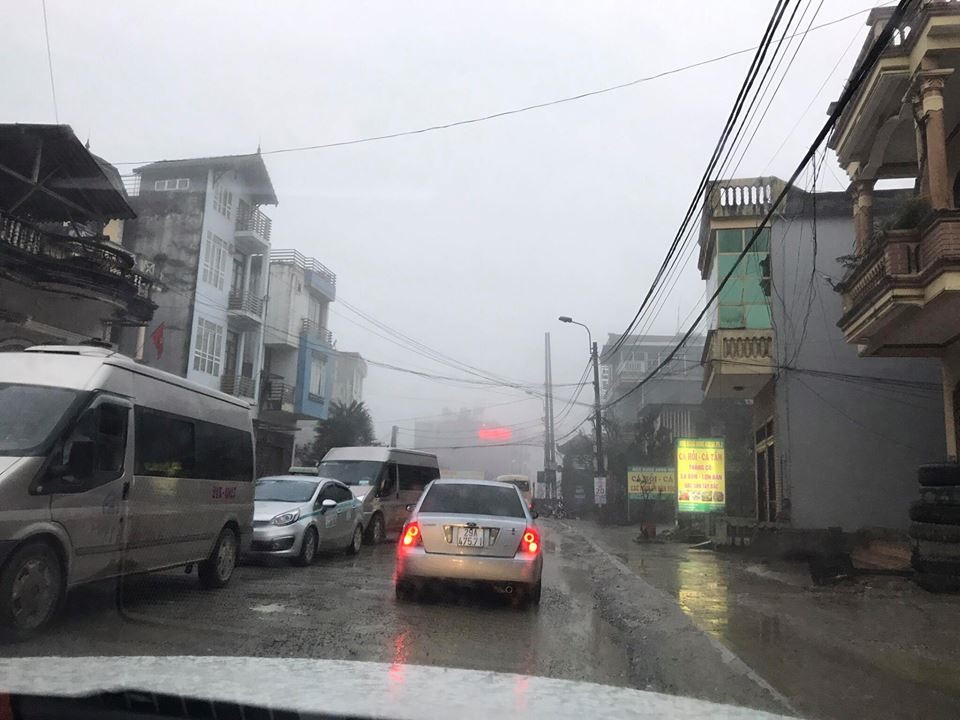 Cảnh tắc đường dưới Sapa vẫn diễn ra