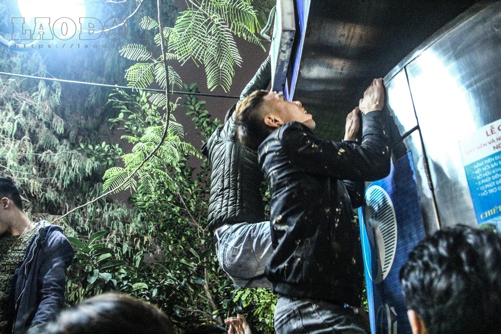 Nhiều người trèo lên nóc nhà vệ sinh của phố đi bộ.