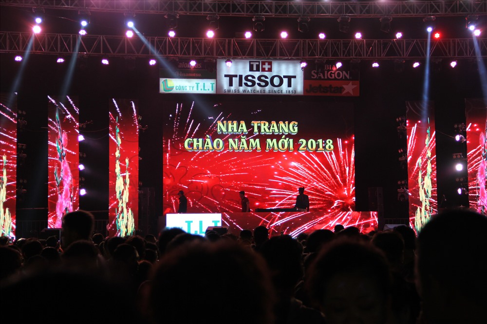 Sân khấu được trang hoàng rực rỡ để đón chào năm mới 2018.