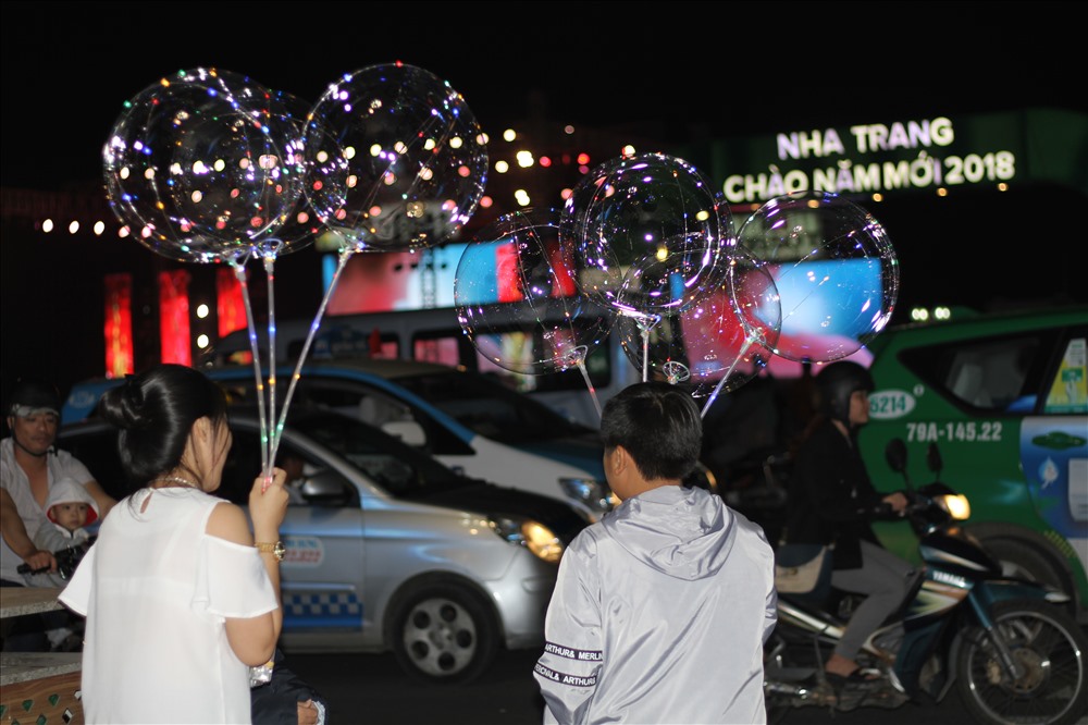 Cầu bong bóng chào năm mới 2018 tại Nha Trang.