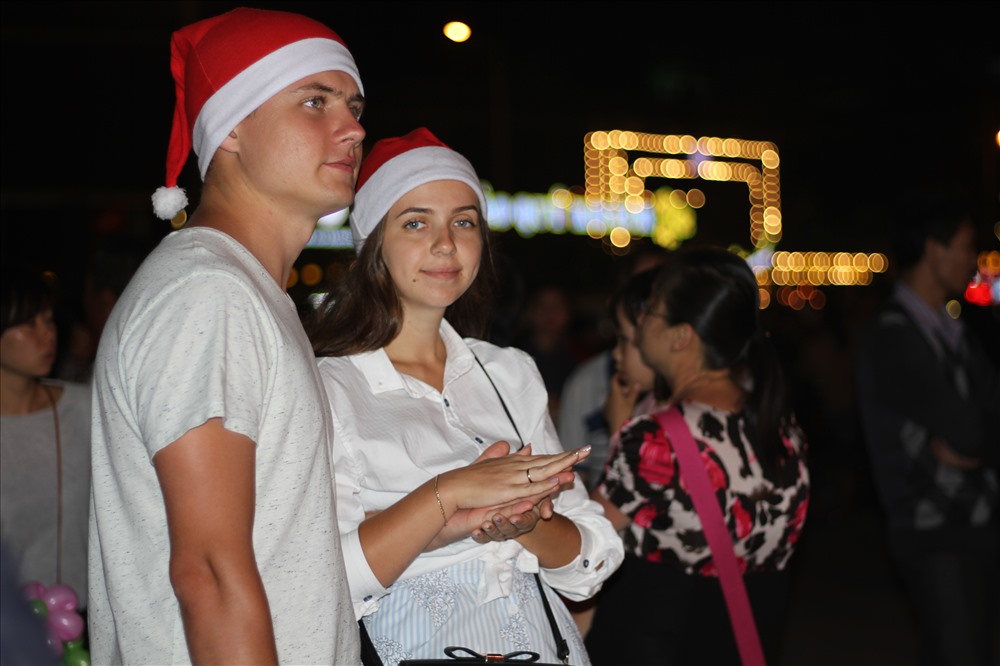 Du khách nước ngoài đón năm mới tại Nha Trang, Khánh Hòa.