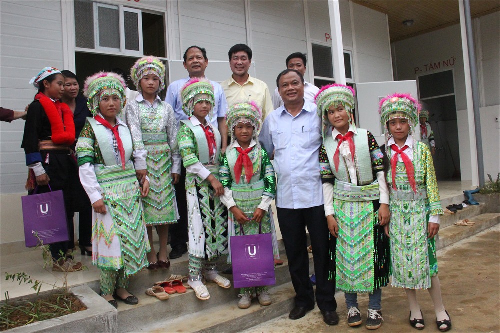 Các em học sinh và nhà tài trợ tại khu nhà nội trú mới