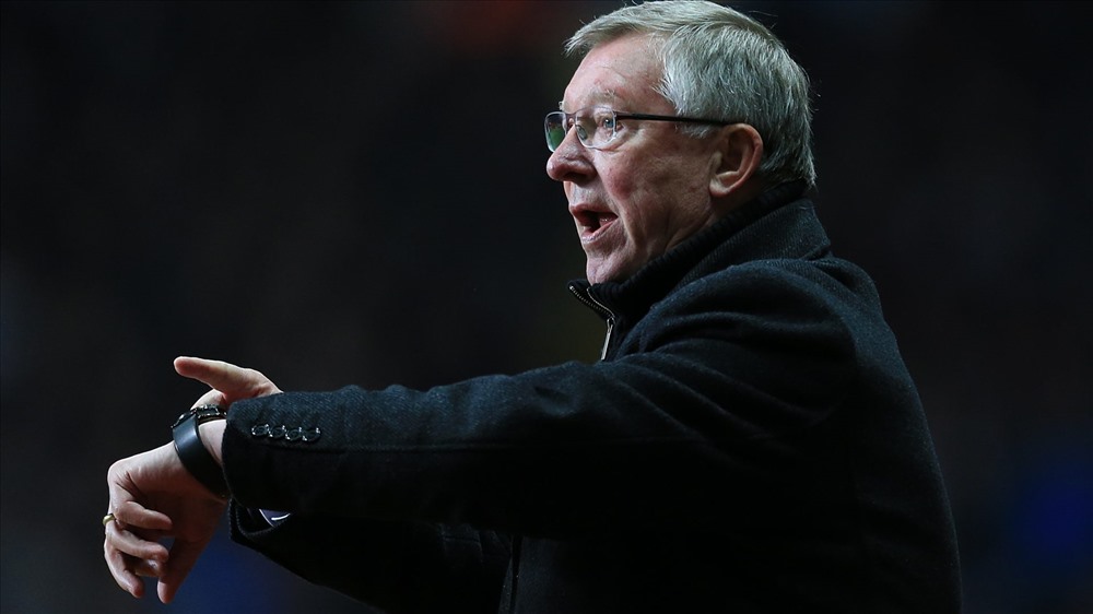 Sir Alex với hành động soi đồng hồ quen thuộc. Ảnh: Shopper.